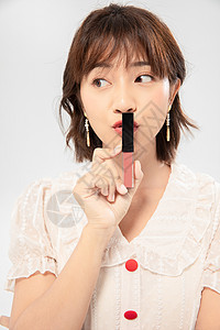 美女手拿口红背景