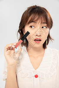 美女手拿口红背景