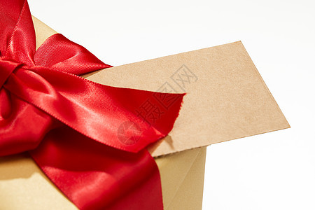 红色丝带缠绕的礼物盒和卡片图片