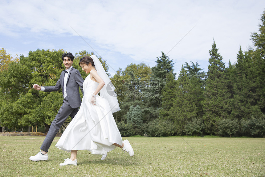 幸福情侣甜美婚纱照图片