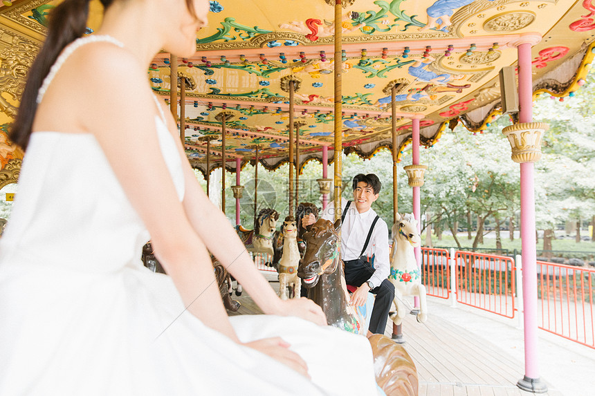 情侣游乐园旋转木马婚纱写真