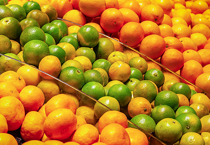 超市货架上的橘子背景图片