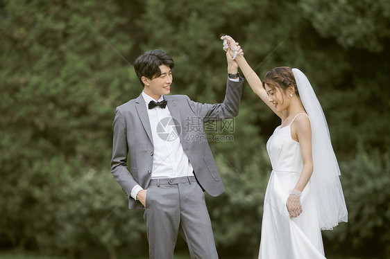 年轻情侣牵手婚纱照写真图片