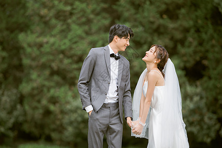 雨天情侣年轻情侣牵手婚纱照写真背景