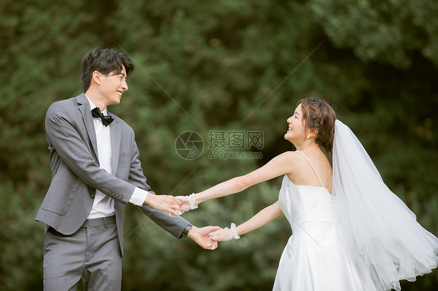 年轻情侣牵手婚纱照写真图片