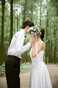 森系时尚情侣婚纱写真高清图片