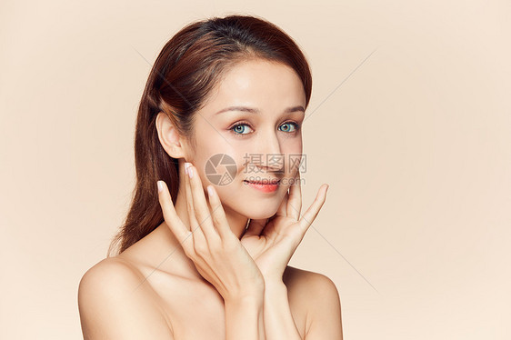 女性面部护肤水润保湿图片