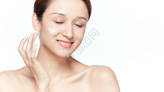 女性面部护肤美白保湿涂面霜背景图片