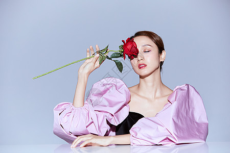 时尚美妆美女拿玫瑰花背景图片