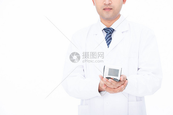 医生展示血压检测仪图片
