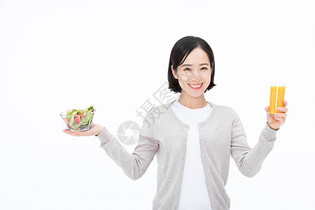 喜欢健康饮食的女性拿着橙汁的人图片