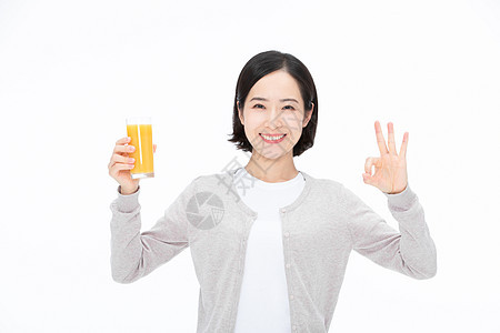 拿着果汁的女性喝果汁的人图片