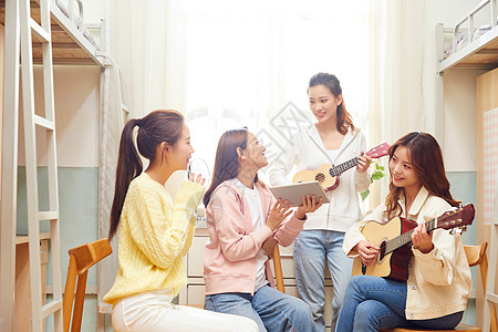 女学生宿舍合作弹唱图片