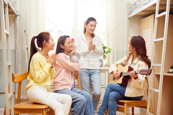 女大学生宿舍吉他弹唱图片