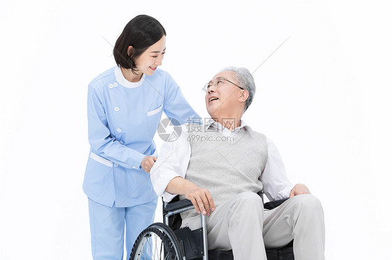 护士推着轮椅带老人散步图片