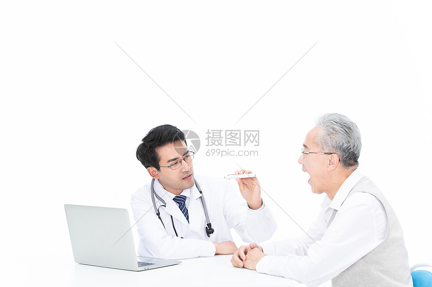 医生为老人检查身体询问病情图片