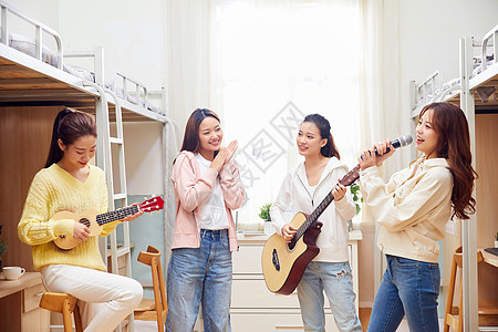 女学生寝室弹吉他唱歌图片