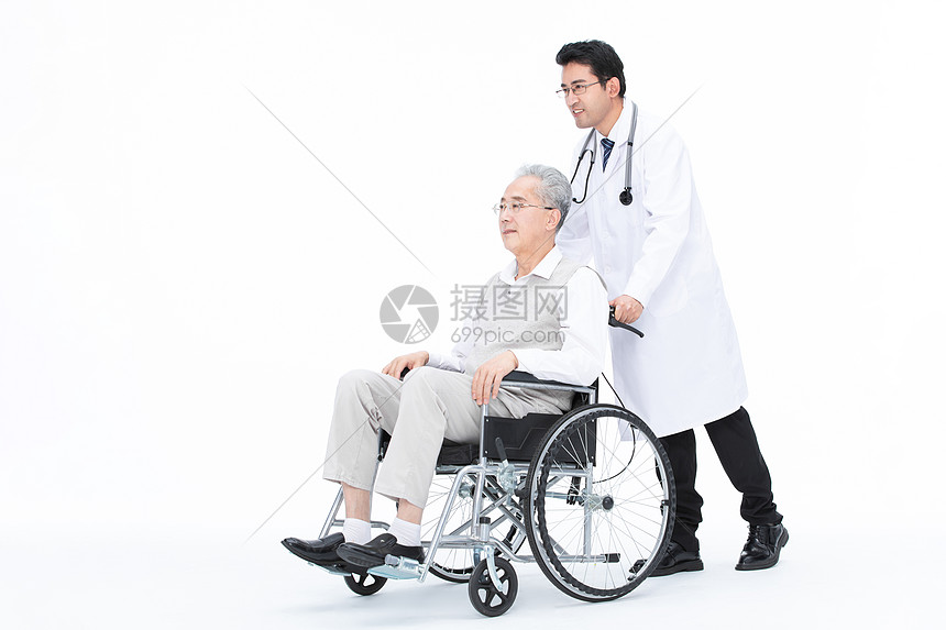 医生照顾行动不便的老人图片