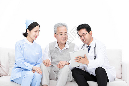 医生使用电脑医生和护士为老人检查身体诊断病情背景