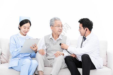 医生和护士为老人检查身体护士登记背景图片