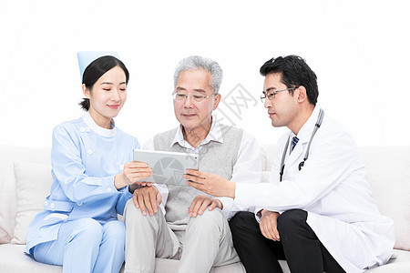 医生和护士为老人检查身体询问病情图片