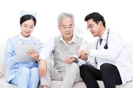 眼镜医生素材医生和护士为老人检查身体护士登记病情背景