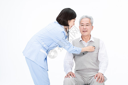 护士用听诊器给老人检查身体背景图片
