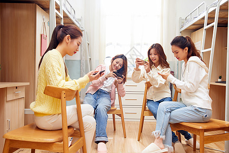 武大学生宿舍女学生宿舍一起玩手游背景