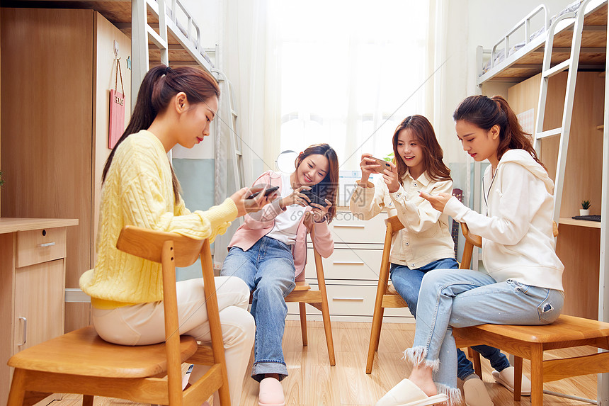 女学生宿舍一起玩手游图片