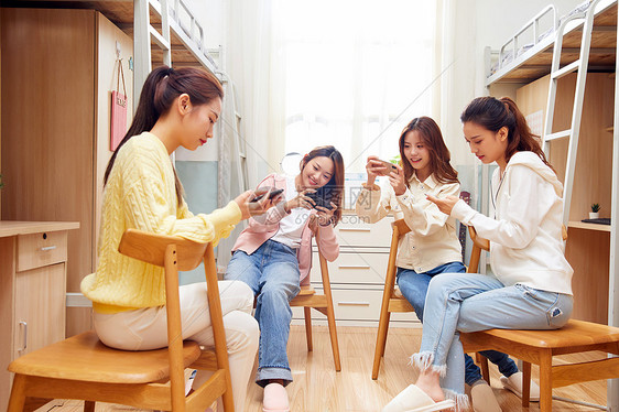 女学生宿舍一起玩手游图片