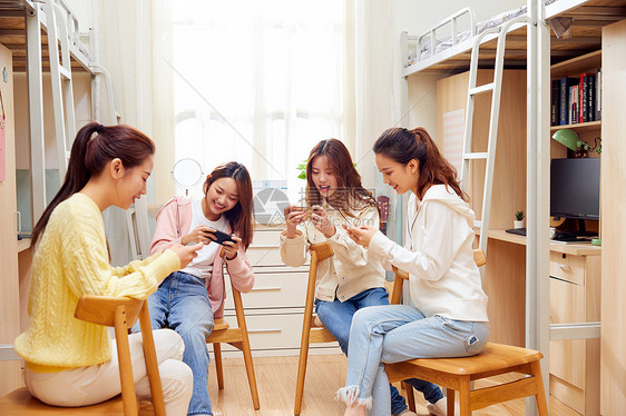 女学生宿舍一起玩手游图片