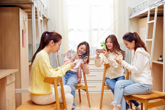 女学生宿舍一起玩手游图片