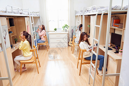 女学生宿舍一起玩手游高清图片下载 正版图片501690689 摄图网