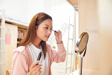 女学生在宿舍化妆刷睫毛膏图片