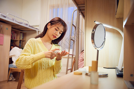 美女学生晚上宿舍护肤保湿高清图片