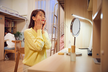 美女学生晚上宿舍护肤保湿图片