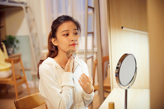 美女学生晚上宿舍护肤保湿图片