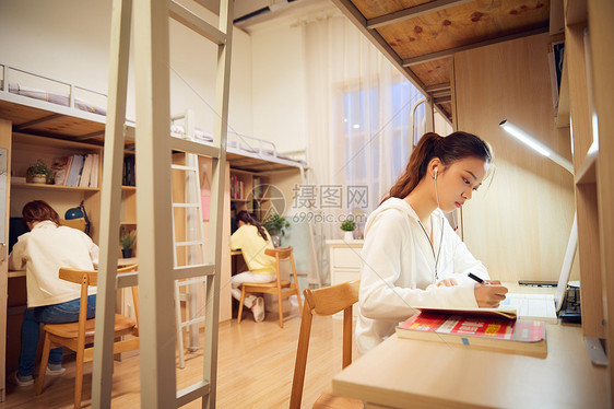 女大学生考研前在宿舍认真复习图片