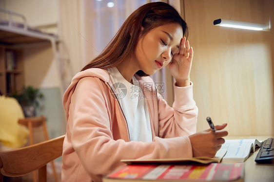 女学生考研复习疲惫图片