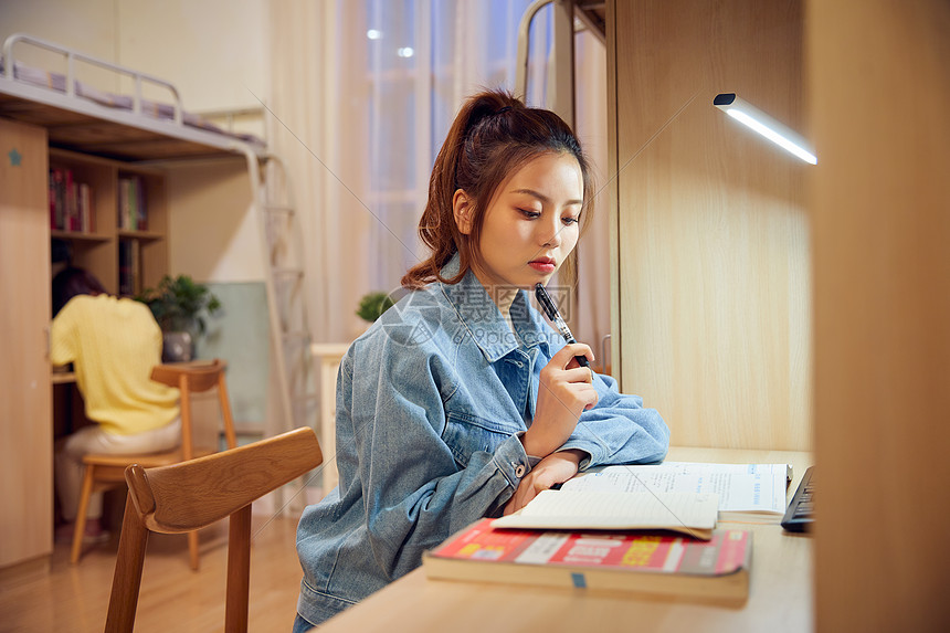 女大学生考研前在宿舍认真复习图片