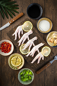 盐焗凤爪桌子上的凤爪和腌制辅料背景