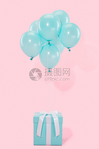 粉色背景前的气球和礼物盒图片