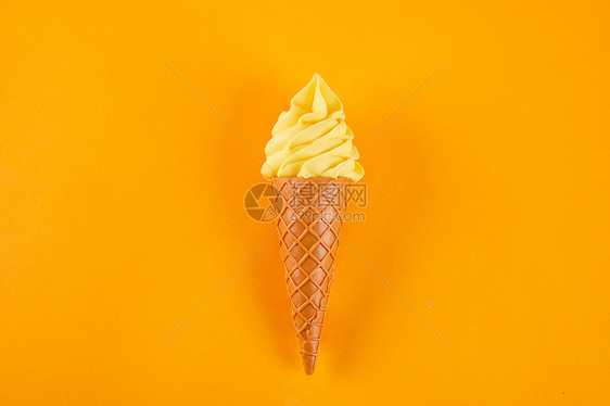 黄色背景上的冰激凌图片
