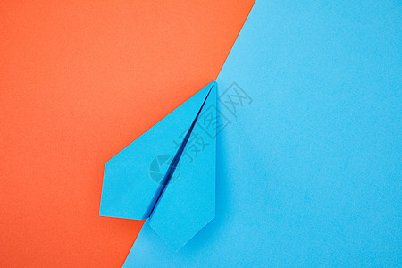 拼接色背景上的纸飞机背景图片
