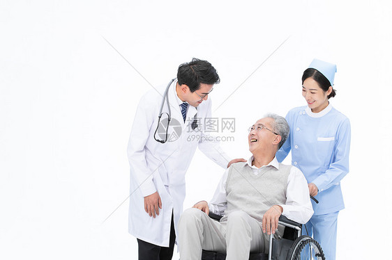 老人和医生护士聊天图片