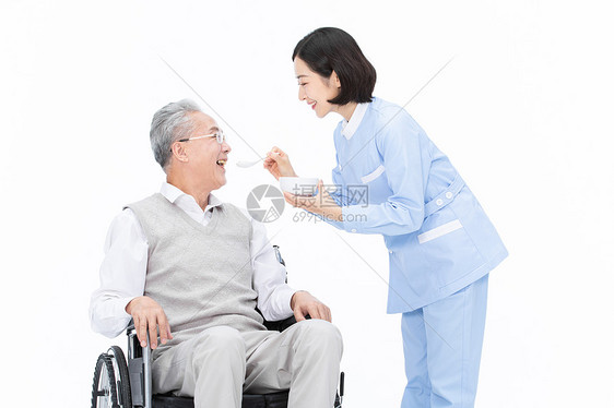护士悉心照顾老人喂饭图片