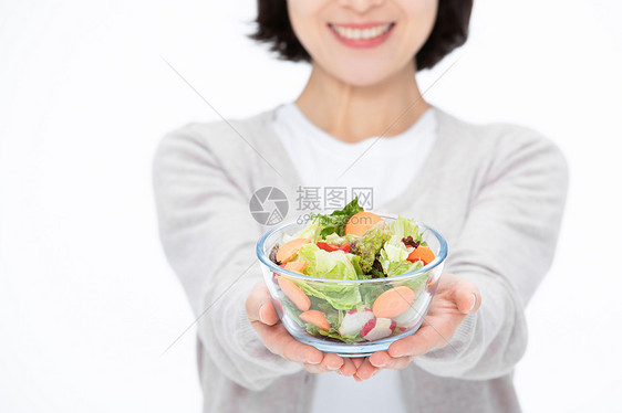 女性手捧沙拉沙拉健康饮食图片