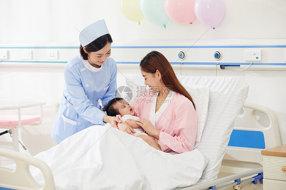 高档月子中心护理和母子形象图片