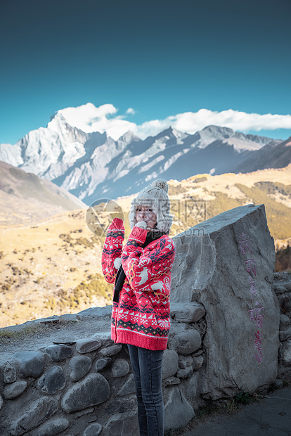 冬季雪山女孩写真图片