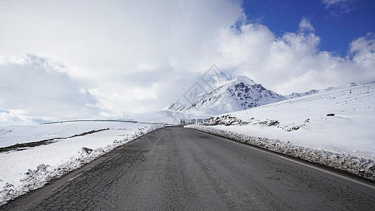 新疆雪山前行道路图片